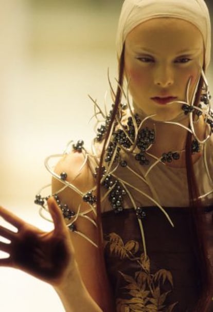 Imagen de la colección de primavera/verano de 2001 de Alexander McQueen.
