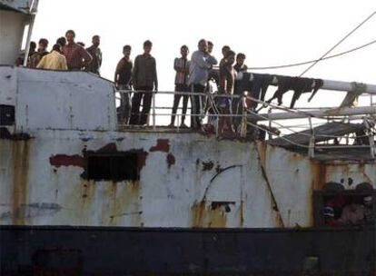 Varios de los inmigrantes del <i>Marine I,</i> ayer en la cubierta del barco, fondeado a 14 millas de Nuadibú.