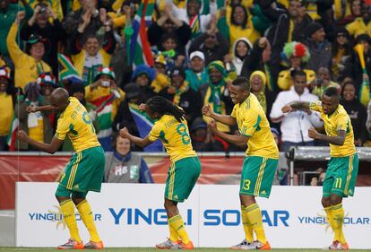 Katlego Mphela, Siphiwe Tshabalala, Kagisho Dikgacoi y Teko Modise celebran el primer gol del Mundial.