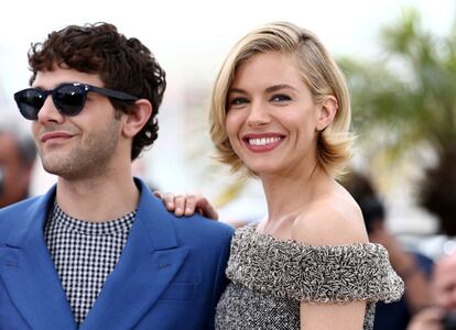 El actor, productor y director de cine Xavier Dolan junto a la actriz y modelo Sienna Miller.