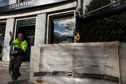 Un trabajador de Cosentino, la semana pasada en Madrid.