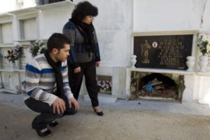 María del Marz Guzmán y Pedro Vidales, ayer, ante el nicho vacío del cementerio.