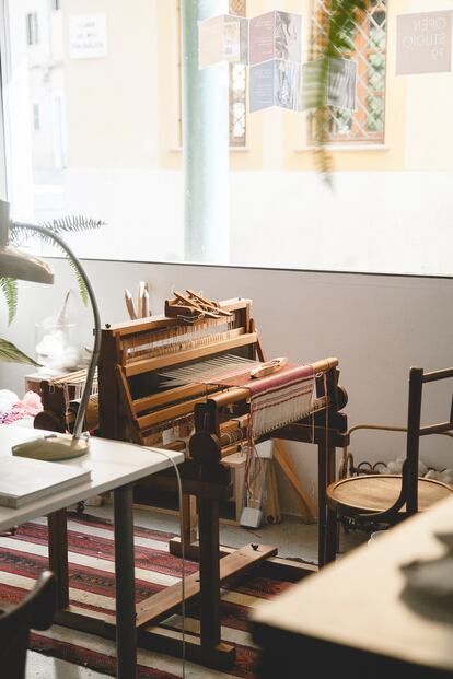 Open Studio 79. Este luminoso local es a la vez la tienda y el taller de la artista textil Tatiana Sarasa. Un espacio que hace de refugio para creativos y knitters (tejedores), donde ella comparte de forma generosa su conocimiento sobre tintes naturales en diversos talleres. Además de vender diferentes lanas orgánicas, y las propias creaciones de Tatiana, el local ofrece una interesante selección
de revistas de arte textil (Sant Magí, 79).