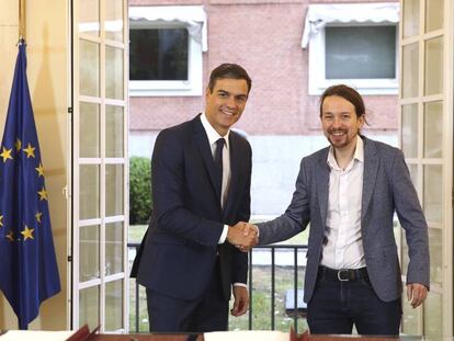 A la izquierda, el presidente del Gobierno, Pedro Sánchez, y el líder de Podemos, Pablo Iglesias