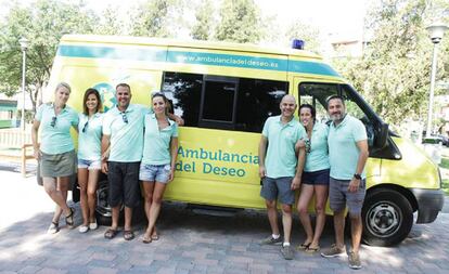 Fundadores y voluntarios de la Ambulancia del Deseo, de izquierda a derecha: Cristina Lázaro, Laura Juguera, Manuel Pardo, Sandra Martínez, Manuel, Carolina Cánovas y José Manuel Salas.
