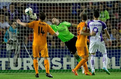 Casillas no logra evitar el gol de Osorio. 