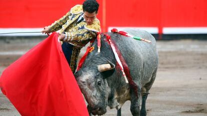 Morenito de Aranda en su primer toro, ayer en Vista Alegre.