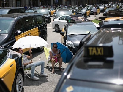 Taxistes acampats a la Gran Via.