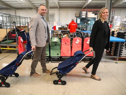 Vicent Sever y Mireia Server, directores ejecutivos de Rolser, con el carro solicitado por el MoMA en la fábrica de la firma en la población alicantina de Pedreguer.