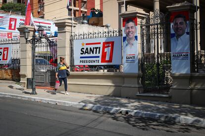 Frente del comando de campaña del candidato presidencial por el Partido Colorado, Santiago Peña, en Asunción,