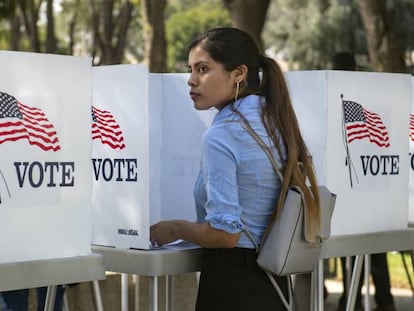 Destiny Martinez, de 18 años, vota pela primeira vez, Califórnia.