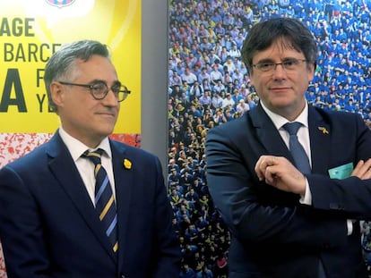 Carles Puigdemont (r) and MEP Ramón Tremosa in the European Parliament.