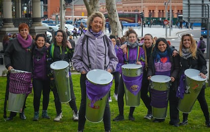 Belén Cebrián, de 58 años y madre de tres hijas, ha asistido con su batucada a la marcha del 8M en Madrid.