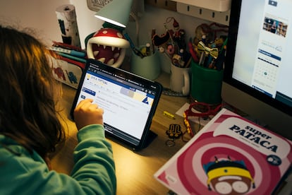 Un niño estudia con una tableta este jueves en su casa de Santiago de Compostela.