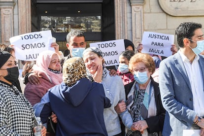 vecinos y amigos abrazan a Hakima, la madre de K.E.Z. , la menor de 14 años presuntamente asesinada ayer por un joven de 22 años en Alcalá la Real Khawla