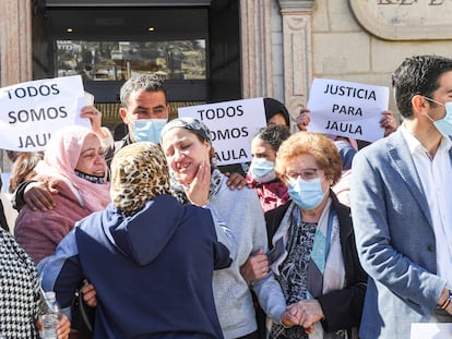 Vecinos y amigos abrazan a Hakima, la madre de Khawla, el miércoles 16 de febrero de 2021, durante el minuto de silencio realizado a las puertas del Ayuntamiento de Alcalá la Real.