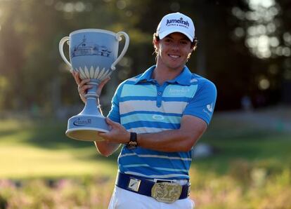 McIlroy, con el trofeo.