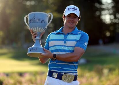 McIlroy, con el trofeo.