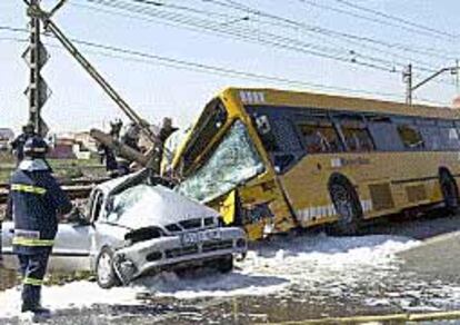 El turismo arrollado por el autobús, en el lugar del accidente.