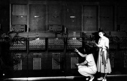 Dos mujeres operando el computador ENIAC en 1946