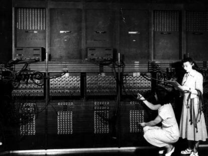 Dos mujeres operando el computador ENIAC en 1946