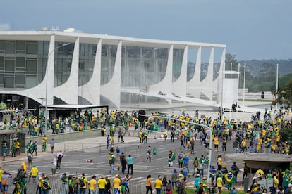 Protesters, supporters of Brazil's former President Jair Bolsonaro, protest outside the Planalto Palace building in Brasilia, Brazil, Sunday, Jan. 8, 2023.