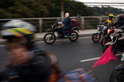 Un ciclista con una máscara del presidente Joe Biden participa en la peregrinación anual en motocicleta a la iglesia del Cristo Negro de Esquipulas, en Ciudad de Guatemala, el 4 de febrero.