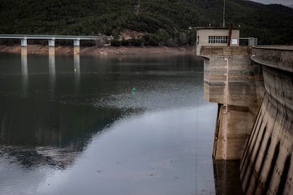 Imagen del embalse de La Baells este lunes, que ha alcanzado el 56% de su capacidad tras las lluvias de los últimos días.