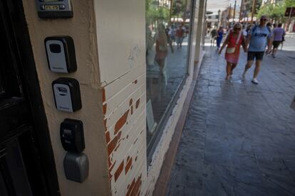 Cajetines de llaves de pisos turísticos en el centro de Sevilla, la semana pasada.