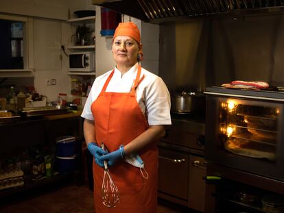 Manuela Teijeiro, en su local La Cocina de Manuela, negocio de comida para llevar que ha emprendido después de quedar sin trabajo por motivos derivados de la pandemia.