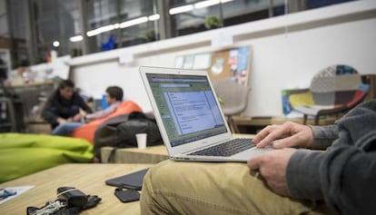 Ambiente de trabajo en una &#039;startup&#039; barcelonesa. 