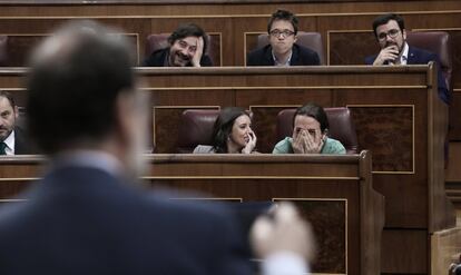 Los diputados de Unidos Podemos, Irene Montero y Pablo Iglesias, gesticulaban ante una intervención del presidente Rajoy en el Congreso de los Diputados, el 17 de mayo de 2017. 
