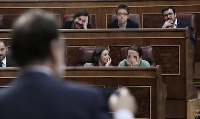 Los diputados de Unidos Podemos Irene Montero y Pablo Iglesias gesticulan ante la intervención de Rajoy en el Congreso de los Diputados, el 17 de mayo de 2017. 