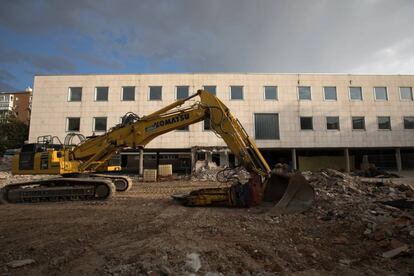 Una excavadora permanecía ayer parada en las obras de demolición del Colegio Alemán. 