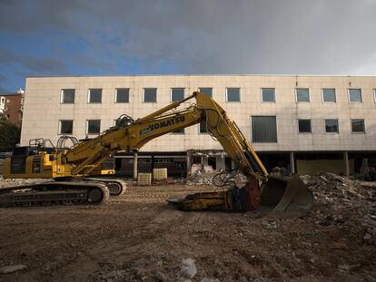 Una excavadora permanecía ayer parada en las obras de demolición del Colegio Alemán. 