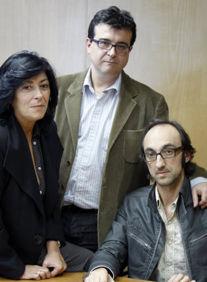 Los escritores Almudena Grandes, Javier Cercas y Agustín Fernández Mallo (de izquierda a derecha)