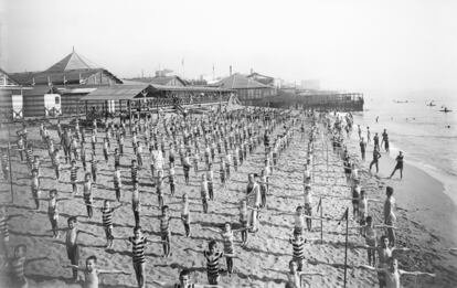 Niños de las Escuelas Municipales de Barcelona, en la playa de la Barceloneta.