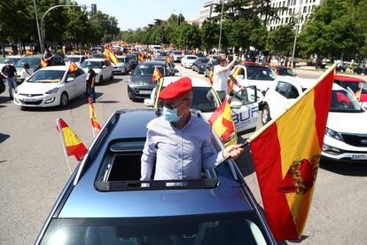 Un momento de la manifestación en Madrid, este sábado. Poco antes de las doce del mediodía centenares de personas subidas en coches, algunos de ellos descapotables, y motos, han comenzado a circular por el paseo de la Castellana cerca de la plaza de Colón con banderas de España.