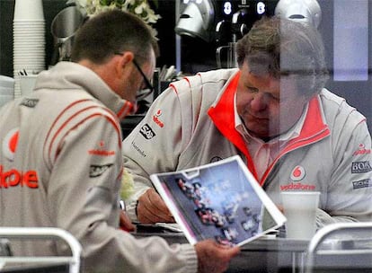 El director de McLaren, Norbert Haug, estudia las fotografías de la salida de la carrera, tras la cual ha sido penalizado Lewis Hamilton por entorpecer el paso de Kimi Raikkonen