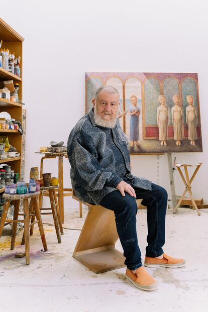 El artista Guillermo Pérez Villalta, en su estudio de Tarifa (Cádiz).