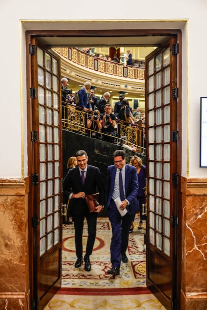 El presidente del Gobierno, Pedro Sánchez, y el ministro para la Transformación Digital y de la Función Pública, Óscar López, tras el pleno en el Congreso de los Diputados.