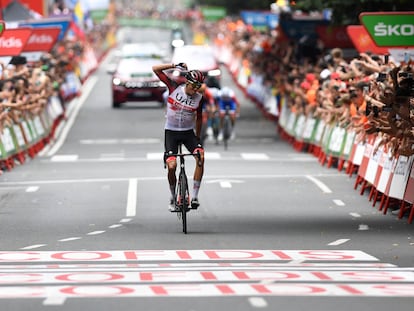 Marc Soler cruza la meta durante la quinta etapa de la Vuelta a España celebrada este miércoles entre Irun y Bilbao.