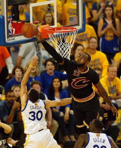 Tapon de LeBron a Curry.