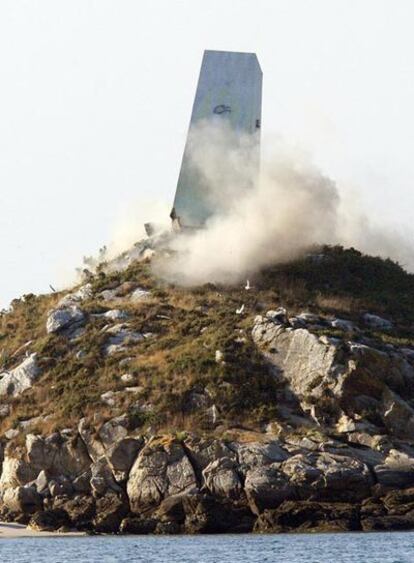 El ministerio de Medio Ambiente terminará de derribar mañana un monumento dedicado a Franco en las Islas Cíes