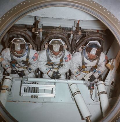De izquierda a derecha, el equipo del 'Apolo 8' formado por los astronautas William Anders, James Lovell y Frank Borman, durante un entrenamiento en una centrifugadora, en el Centro Espacial Lyndon B. Johnson, en Houston, el 1 de noviembre de 1968.