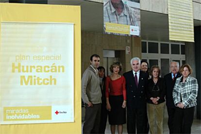 Inauguracin de una muestra de la Cruz Roja sobre "El Plan Especial Mitch: una mirada diferente"