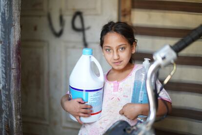 La dificultad de acceso a algo tan básico como el agua potable, productos de higiene y alimentos pone en riesgo la salud de los migrantes y refugiados, por lo que la expansión del coronavirus podría suponer una catástrofe humanitaria en estos asentamientos. Ante esta situación una de las prioridades es dar soporte a las familias proporcionando medidas preventivas como estaciones públicas de lavado de manos, reparto de jabón, distribución de lejía, como la que sostiene esta niña de Líbano, y otros productos desinfectantes.