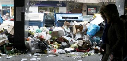Acumulación de basuras en una calle de Las Arenas debido a la huelga.