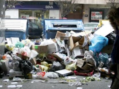Acumulación de basuras en una calle de Las Arenas debido a la huelga. 