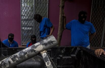 Los grupos paramilitares son señalados por los ciudadanos como los autores de varias muertes y detenciones ilegales, sin embargo, el presidente Daniel Ortega los ha calificado de autodefensas que defienden a su pueblo de lo que él llama terrorismo.